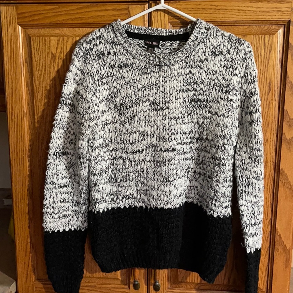 Love & Liberty sweater size M🔥🔥